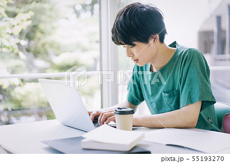 男性　大学生　パソコン　撮影協力：恵泉女学園大学 55193270