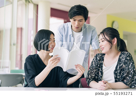男女　大学生　勉強　撮影協力：恵泉女学園大学 55193271