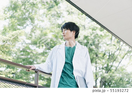 男性　大学生　白衣　撮影協力：恵泉女学園大学 55193272