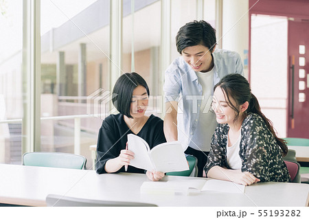 男女　大学生　勉強　撮影協力：恵泉女学園大学 55193282
