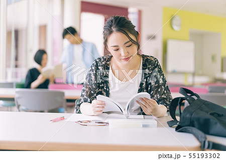 女性　大学生　勉強　撮影協力：恵泉女学園大学 55193302