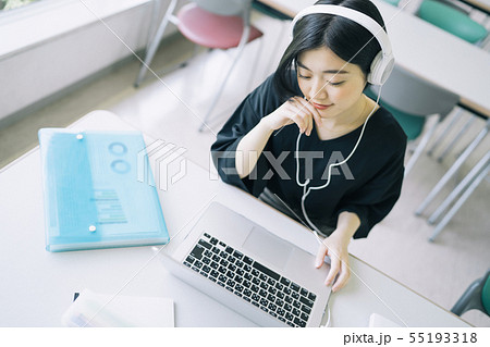 女性　大学生　ノートパソコン　ヘッドホン　撮影協力：恵泉女学園大学 55193318