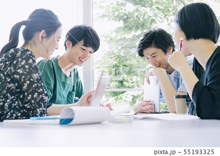 男女　大学生　勉強　撮影協力：恵泉女学園大学 55193325