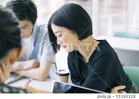 男女 大学生 勉強 撮影協力:恵泉女学園大学 男女 大学生 勉強 撮影協力:恵泉女学園大学 55193328