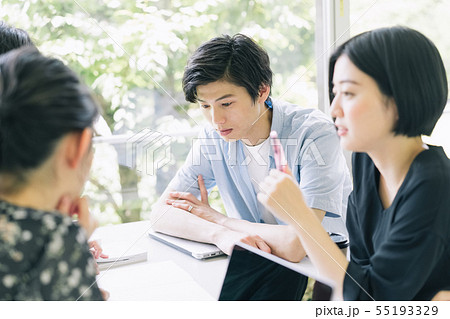 男女 大学生 勉強 撮影協力:恵泉女学園大学 男女 大学生 勉強 撮影協力:恵泉女学園大学 55193329
