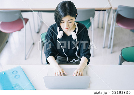 女性　大学生　ノートパソコン　ヘッドホン　撮影協力：恵泉女学園大学 55193339