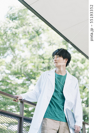 男性　大学生　白衣　撮影協力：恵泉女学園大学 55193352