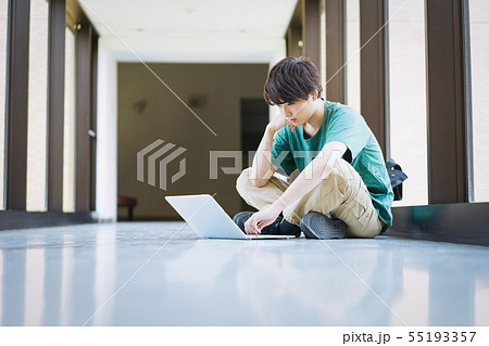 男性　大学生　パソコン　撮影協力：恵泉女学園大学 55193357