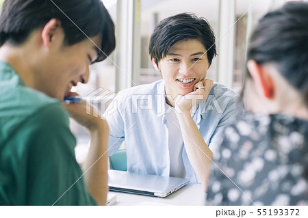 男女 大学生 勉強 撮影協力:恵泉女学園大学 男女 大学生 勉強 撮影協力:恵泉女学園大学 55193372