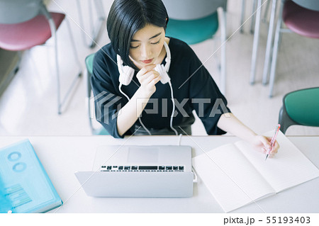 女性　大学生　ノートパソコン　ヘッドホン　撮影協力：恵泉女学園大学 55193403