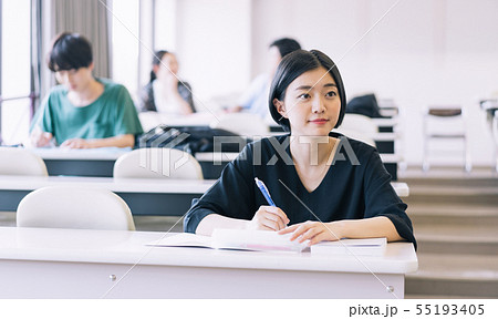 女性 大学生 勉強 撮影協力:恵泉女学園大学 女性 大学生 勉強 撮影協力:恵泉女学園大学 55193405