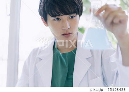 男性　大学生　白衣　撮影協力：恵泉女学園大学 55193423