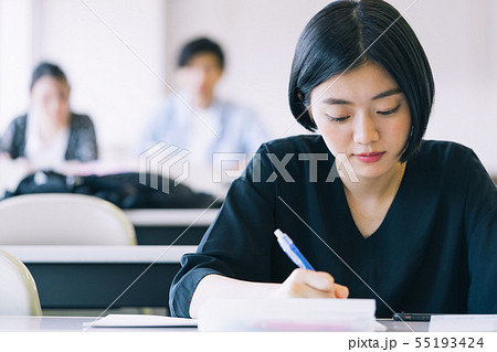 女性 大学生 勉強 撮影協力:恵泉女学園大学 女性 大学生 勉強 撮影協力:恵泉女学園大学 55193424