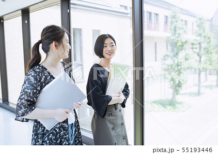 女性　大学生　キャンパスライフ　撮影協力：恵泉女学園大学 55193446