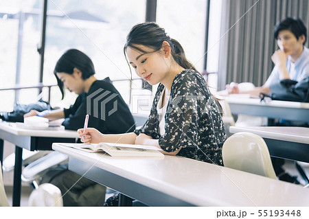女性 大学生 勉強 撮影協力:恵泉女学園大学 女性 大学生 勉強 撮影協力:恵泉女学園大学 55193448