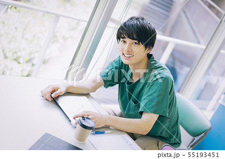 男性 大学生 勉強 撮影協力:恵泉女学園大学 男性 大学生 勉強 撮影協力:恵泉女学園大学 55193451