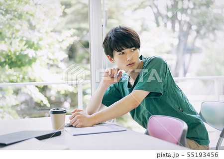 男性　大学生　勉強　撮影協力：恵泉女学園大学 55193456