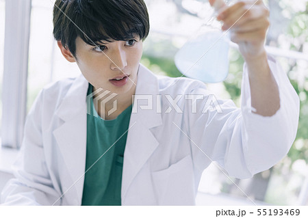 男性 大学生 白衣 撮影協力:恵泉女学園大学 男性 大学生 白衣 撮影協力:恵泉女学園大学 55193469