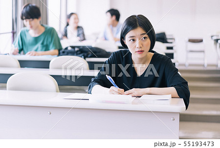 女性　大学生　勉強　撮影協力：恵泉女学園大学 55193473