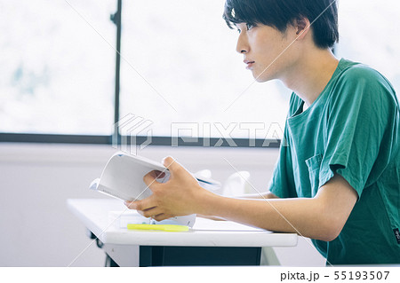 男性 大学生 勉強 撮影協力:恵泉女学園大学 男性 大学生 勉強 撮影協力:恵泉女学園大学 55193507