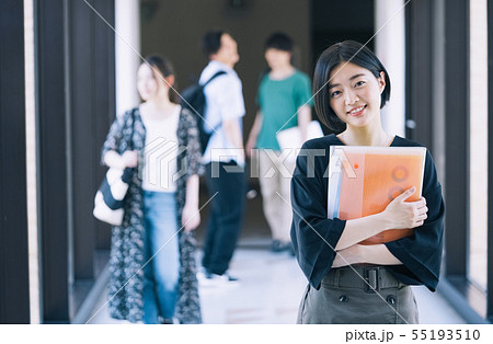 女性　大学生　キャンパスライフ　撮影協力：恵泉女学園大学 55193510
