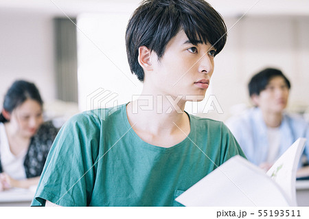 男性　大学生　勉強　撮影協力：恵泉女学園大学 55193511