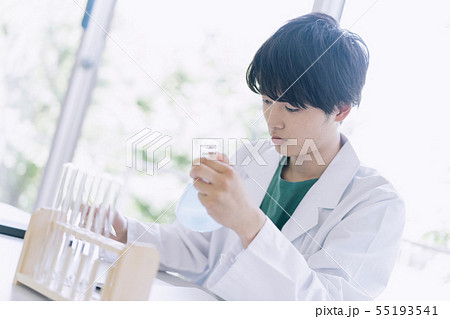 男性　大学生　白衣　撮影協力：恵泉女学園大学 55193541