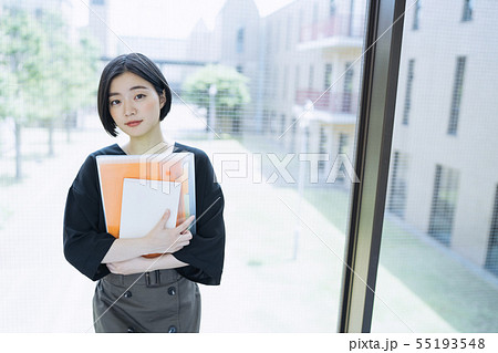 女性　大学生　キャンパスライフ　撮影協力：恵泉女学園大学 55193548