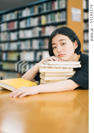 女性　大学生　図書館　図書室　撮影協力：恵泉女学園大学 55193574
