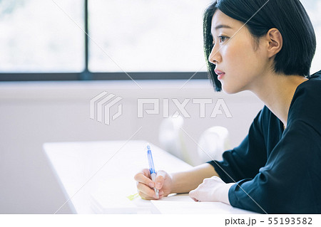 女性　大学生　勉強　撮影協力：恵泉女学園大学 55193582