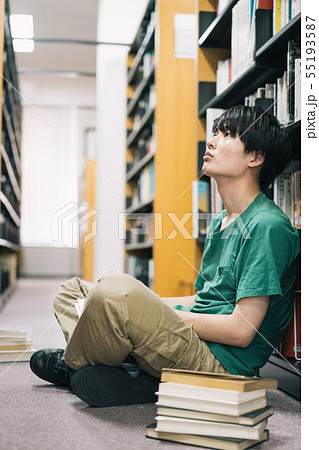 男性 大学生 図書館 図書室 撮影協力:恵泉女学園大学 男性 大学生 図書館 図書室 撮影協力:恵泉女学園大学 55193587