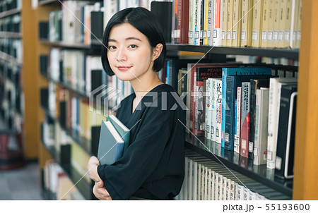 女性　大学生　図書館　図書室　撮影協力：恵泉女学園大学 55193600
