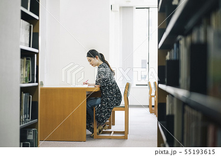 女性 大学生 図書館 図書室 撮影協力:恵泉女学園大学 女性 大学生 図書館 図書室 撮影協力:恵泉女学園大学 55193615