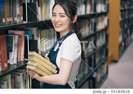 女性　図書館　図書室　撮影協力：恵泉女学園大学 55193619