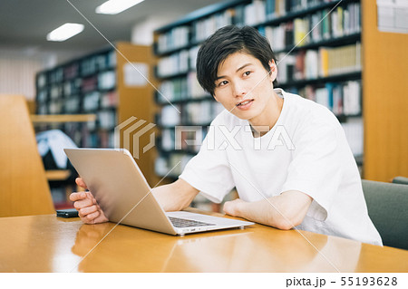 男性　大学生　図書館　図書室　撮影協力：恵泉女学園大学 55193628