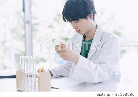 男性 大学生 白衣 撮影協力:恵泉女学園大学 男性 大学生 白衣 撮影協力:恵泉女学園大学 55193636