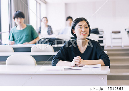 女性　大学生　勉強　撮影協力：恵泉女学園大学 55193654