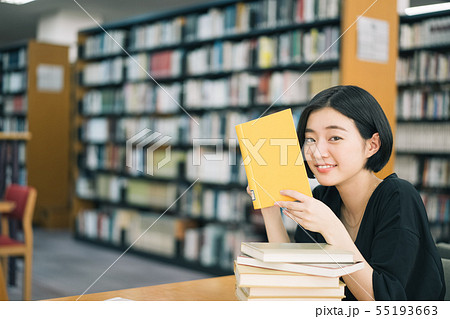 女性 大学生 図書館 図書室 撮影協力:恵泉女学園大学 女性 大学生 図書館 図書室 撮影協力:恵泉女学園大学 55193663