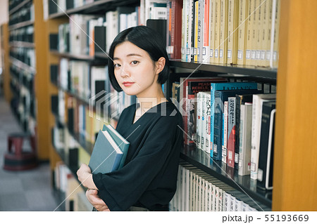 女性 大学生 図書館 図書室 撮影協力 恵泉女学園大学の写真素材