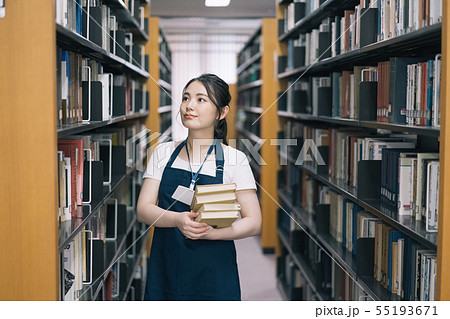 女性 図書館 図書室 撮影協力:恵泉女学園大学 女性 図書館 図書室 撮影協力:恵泉女学園大学 55193671