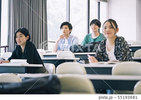 男女　大学生　勉強　撮影協力：恵泉女学園大学 55193681