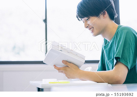 男性 大学生 勉強 撮影協力:恵泉女学園大学 男性 大学生 勉強 撮影協力:恵泉女学園大学 55193692