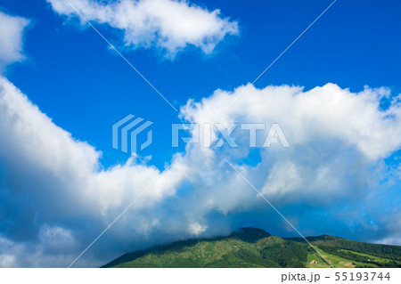 山の頂上を覆う白い雲　青空 55193744