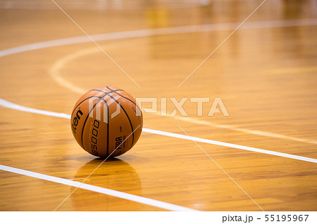 体育館のバスケットボールの写真素材