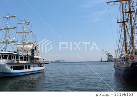 神戸港の埠頭に停泊する遊覧船 55196153