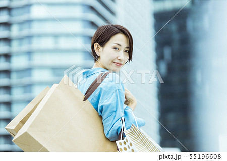 女性 ショッピング 買い物 女性 ショッピング 買い物 55196608