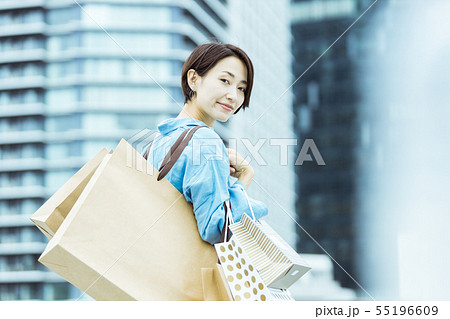 女性 ショッピング 買い物 女性 ショッピング 買い物 55196609