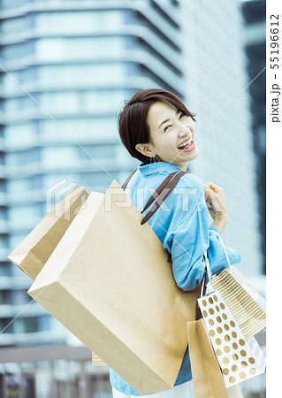女性 ショッピング 買い物 女性 ショッピング 買い物 55196612