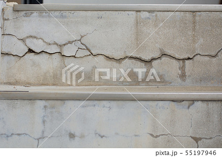 かいだんのひび割れ 55197946