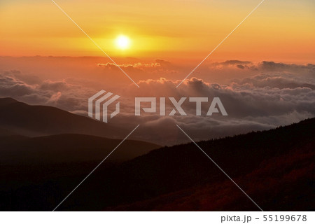 富士山吉田口登山道六合目より朝日と雲海に朝焼けの空 55199678